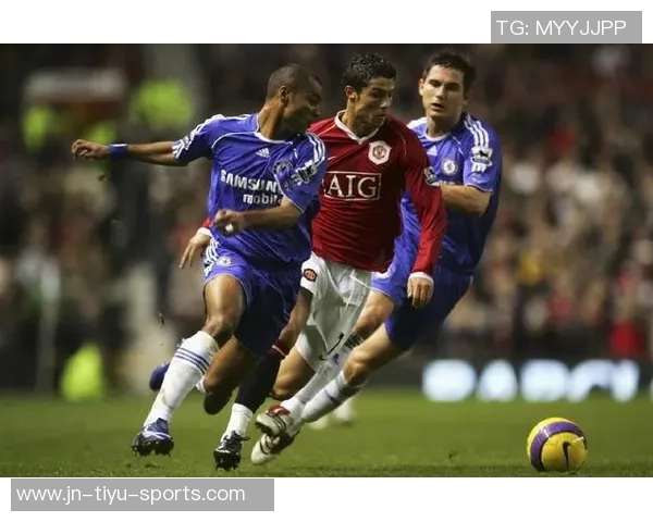 揭秘当红足球巨星私下日常生活照展现球场外真实一面